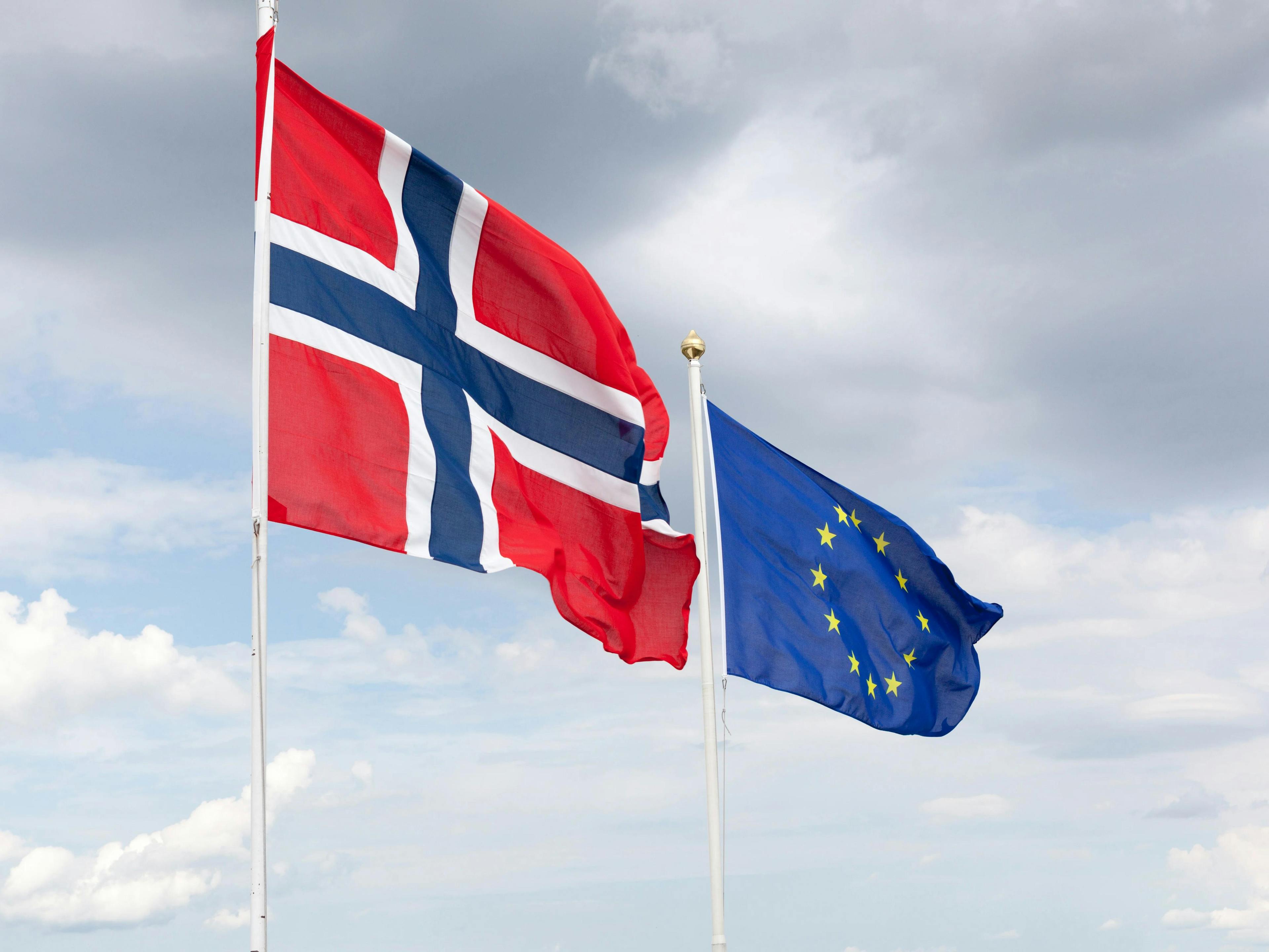 Norske flagget og EU flagget