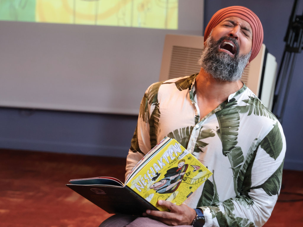 Husforteller Jasdeep Singh Kalirai leser fra bok