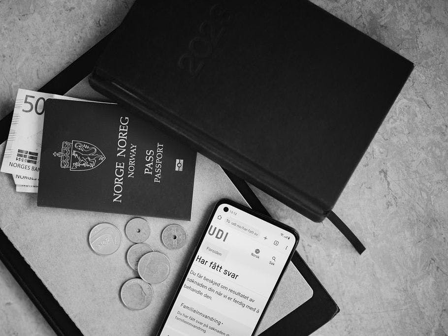 Pass, pengeseddel og notatbok