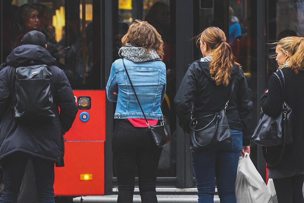 mennesker som venter på buss