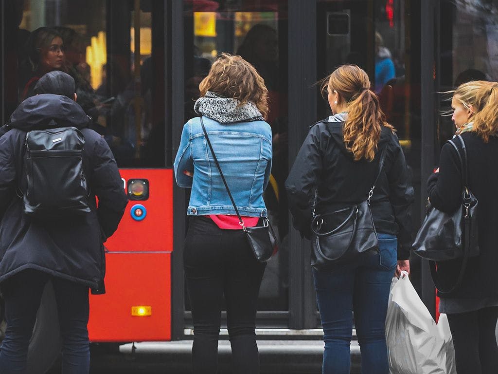 mennesker som venter på buss