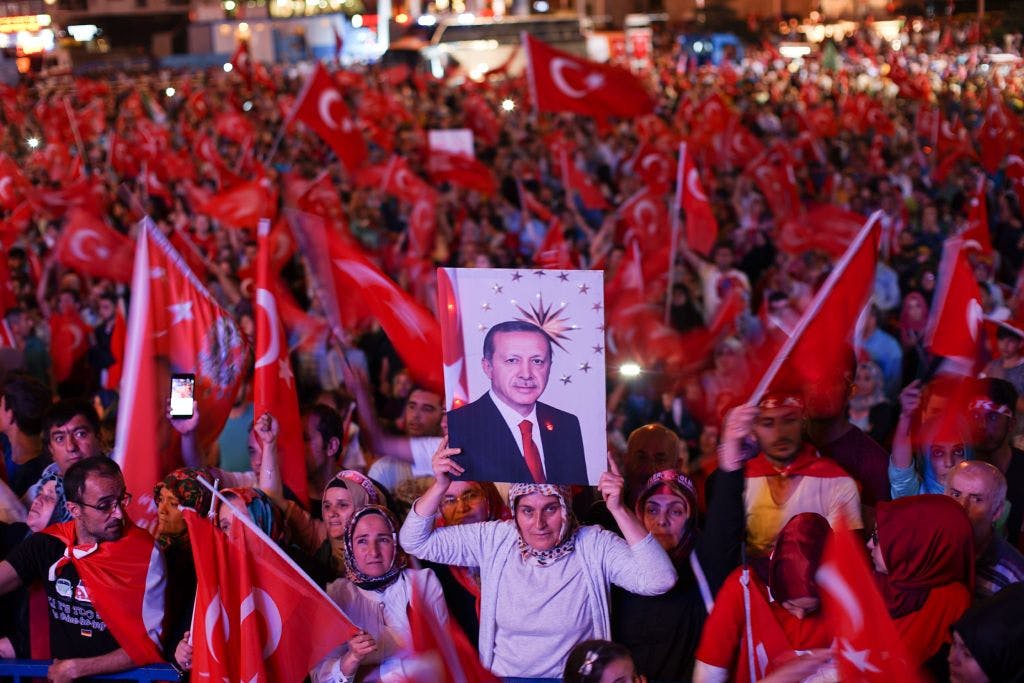 Bilde av folkemengde med tyrkiske flagg 