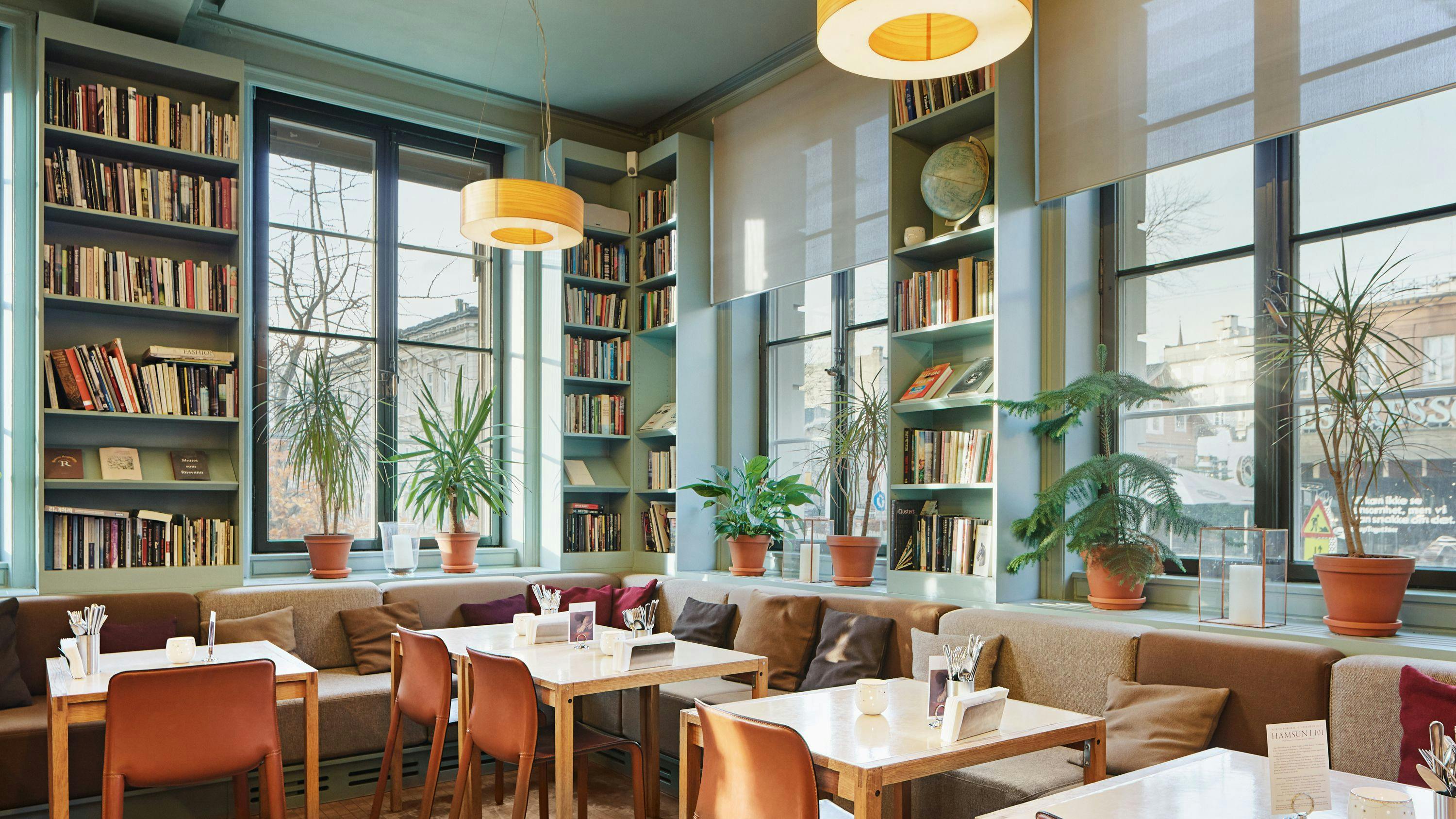 Bilde av spiseareal i Litteraturhusets restaurant Kafe Oslo